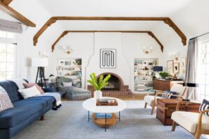 چیدمان دو دست مبل در پذیرایی مستطیل